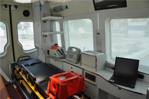 岑溪市救护车内部